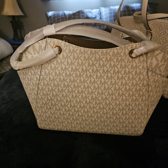 Michael Kors Designer Handbag - Picture 1 of 2
